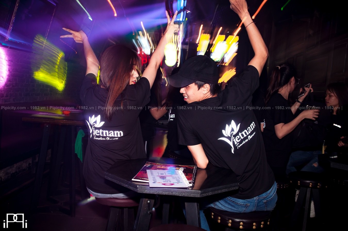 áo thun in phản quang nổi bật trong bar/club vào buổi đêm